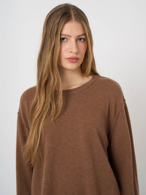 Fine-Knit Organic Cashmere Sweater with Side Slits image number 3