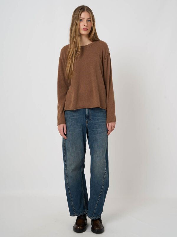 Fine-Knit Organic Cashmere Sweater with Side Slits image number 4