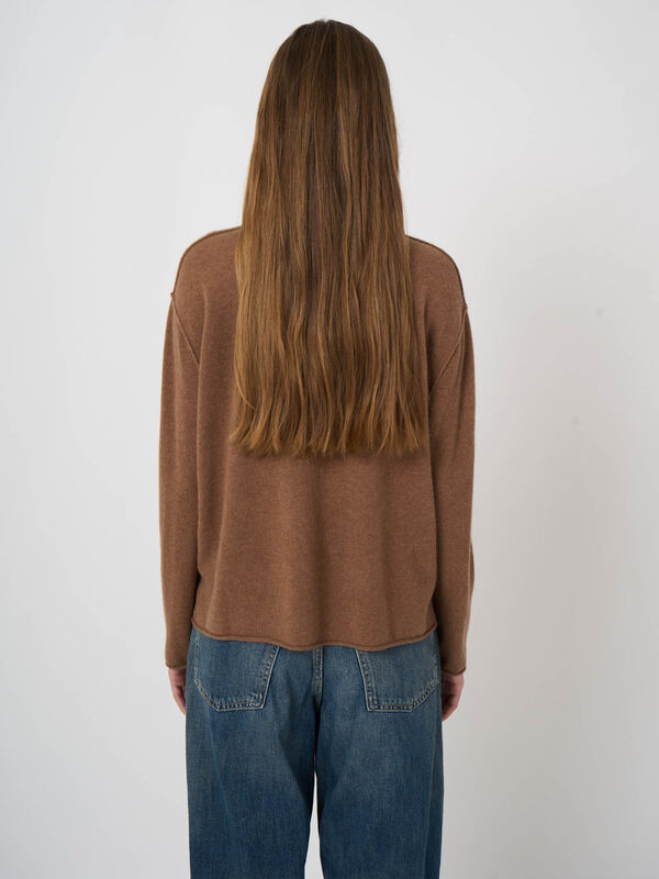 Fine-Knit Organic Cashmere Sweater with Side Slits image number 5