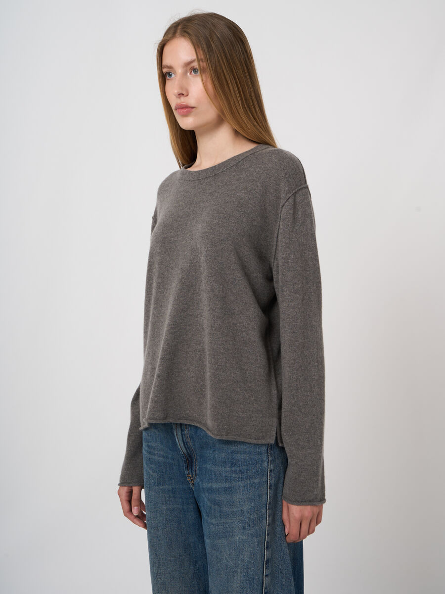 Fein gestrickter Bio-Kaschmir-Pullover mit Schlitzen image number 3