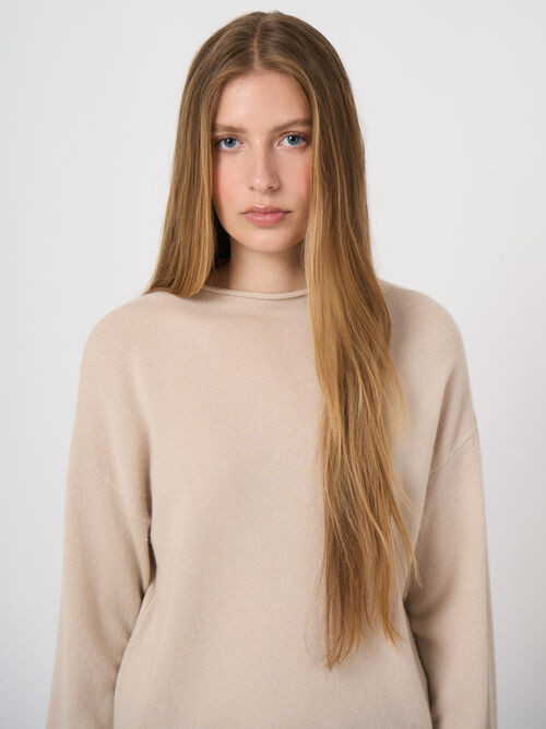 Kurzer Kaschmirpullover mit Stehkragen