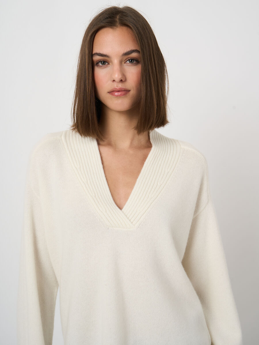 Kaschmirpullover mit V-Ausschnitt und Rippblende image number 1