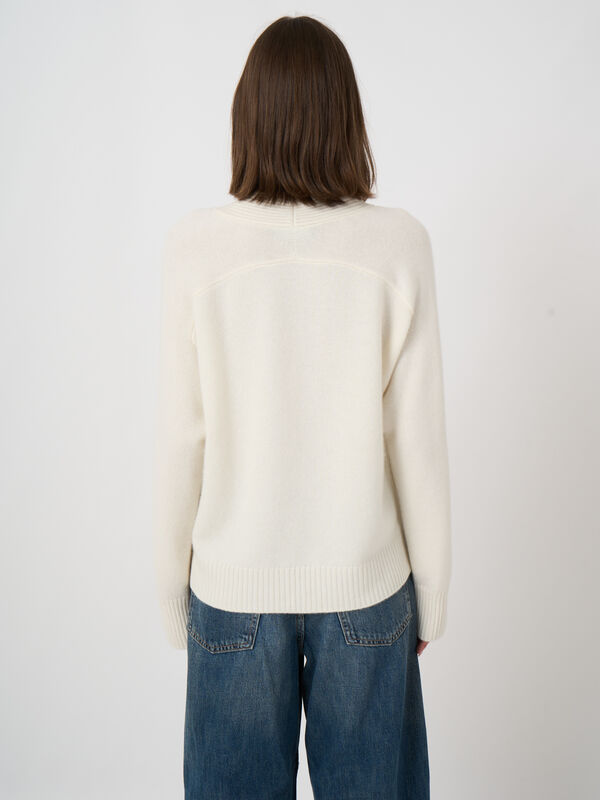 Kaschmirpullover mit V-Ausschnitt und Rippblende image number 3