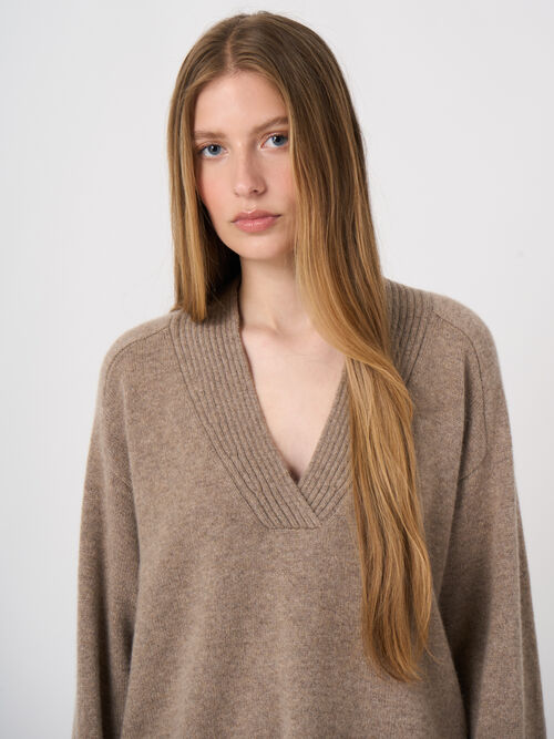 Kaschmirpullover mit V-Ausschnitt und Rippblende