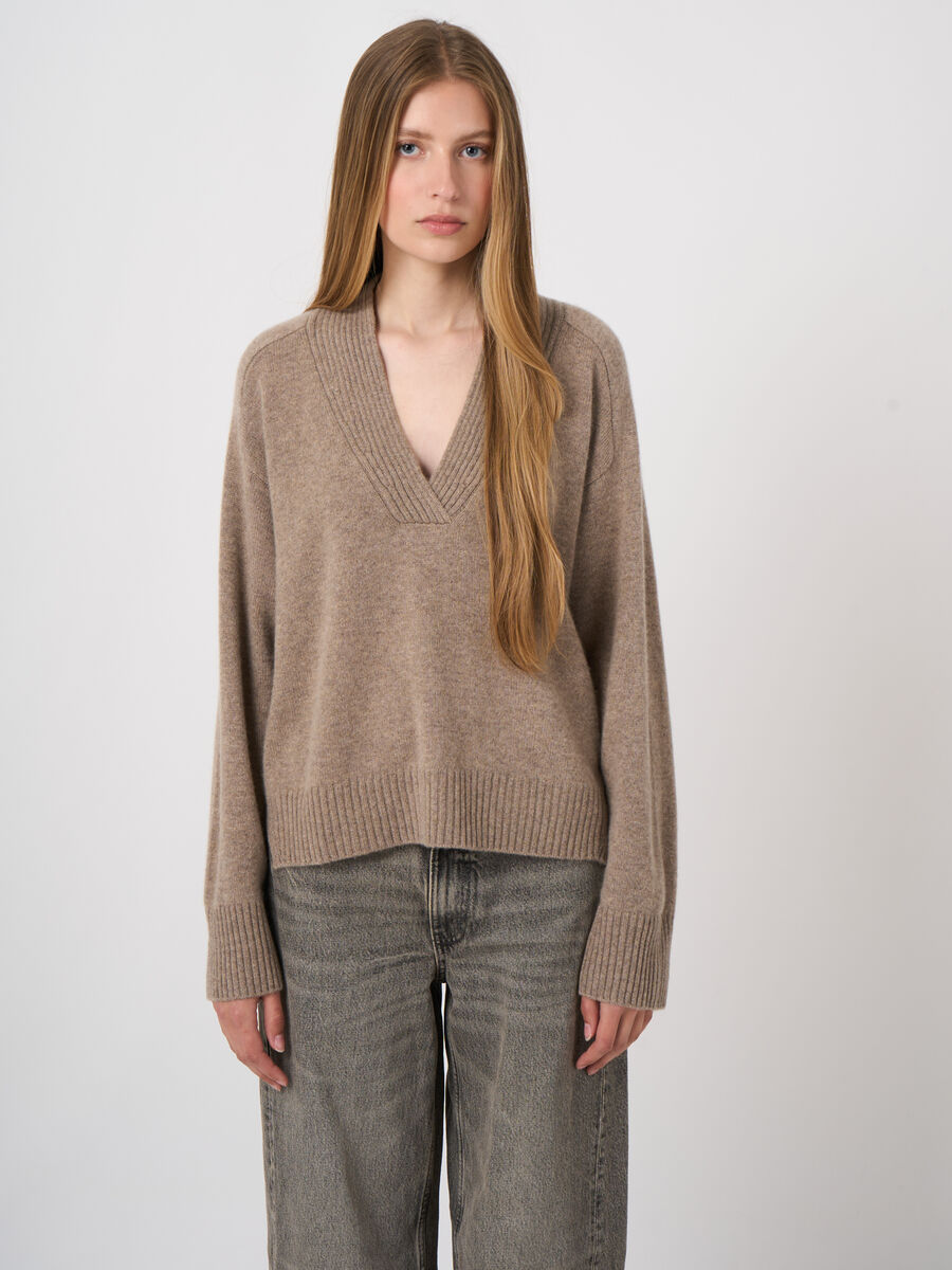Kaschmirpullover mit V-Ausschnitt und Rippblende image number 1