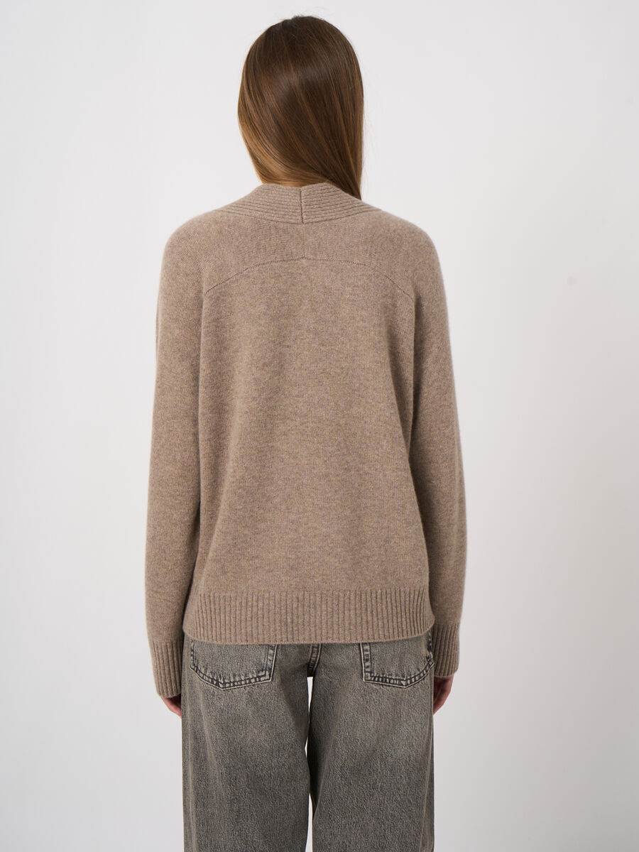 Kaschmirpullover mit V-Ausschnitt und Rippblende image number 3