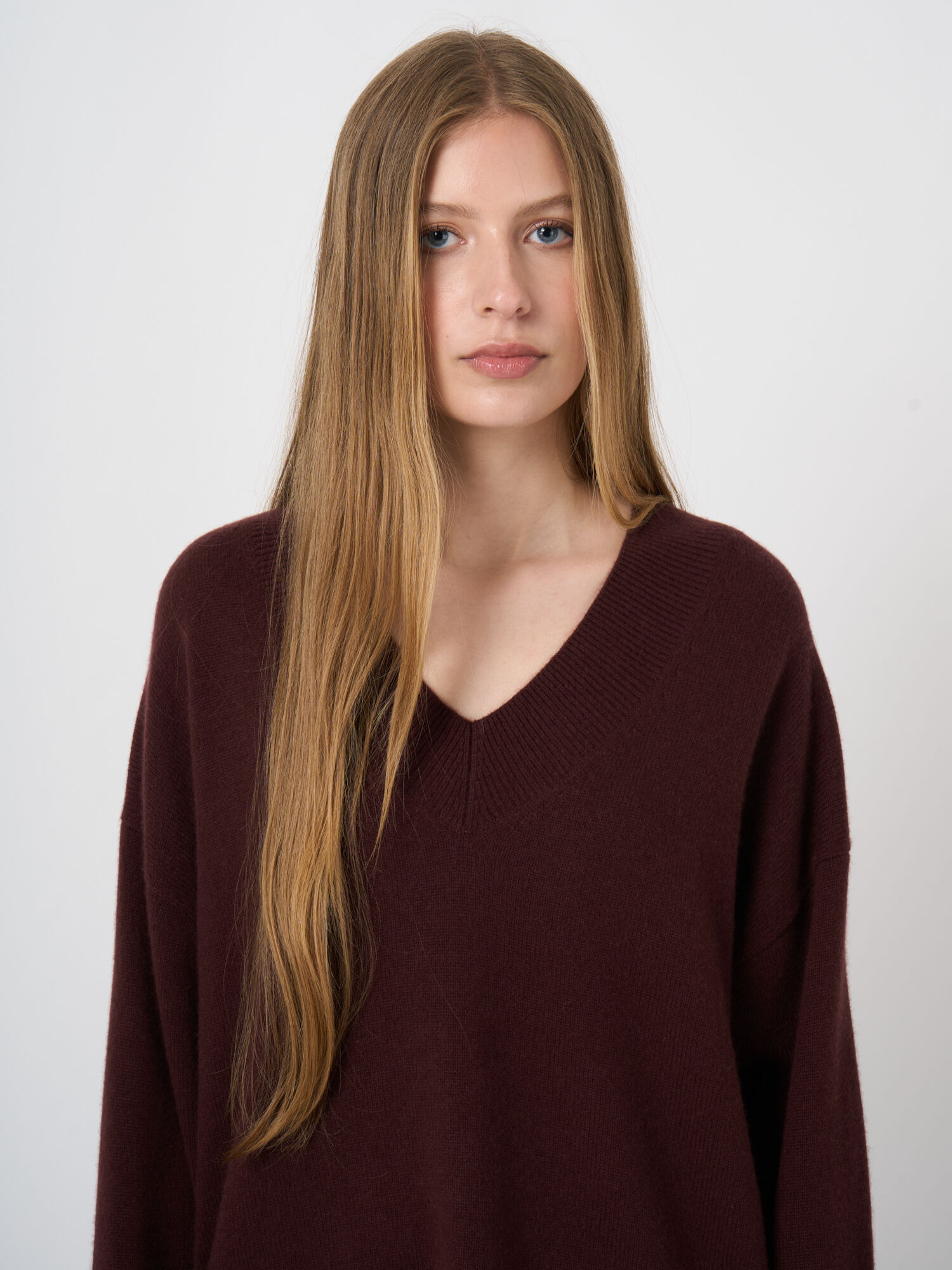 Cashmere V-Neck Sweater with Longer Back Hem | REPEAT cashmere