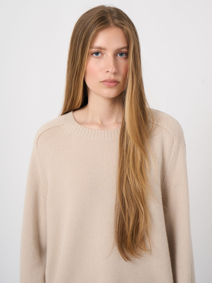 Mittelschwerer Kaschmirpullover mit sichtbaren Nahtdetails image number 2