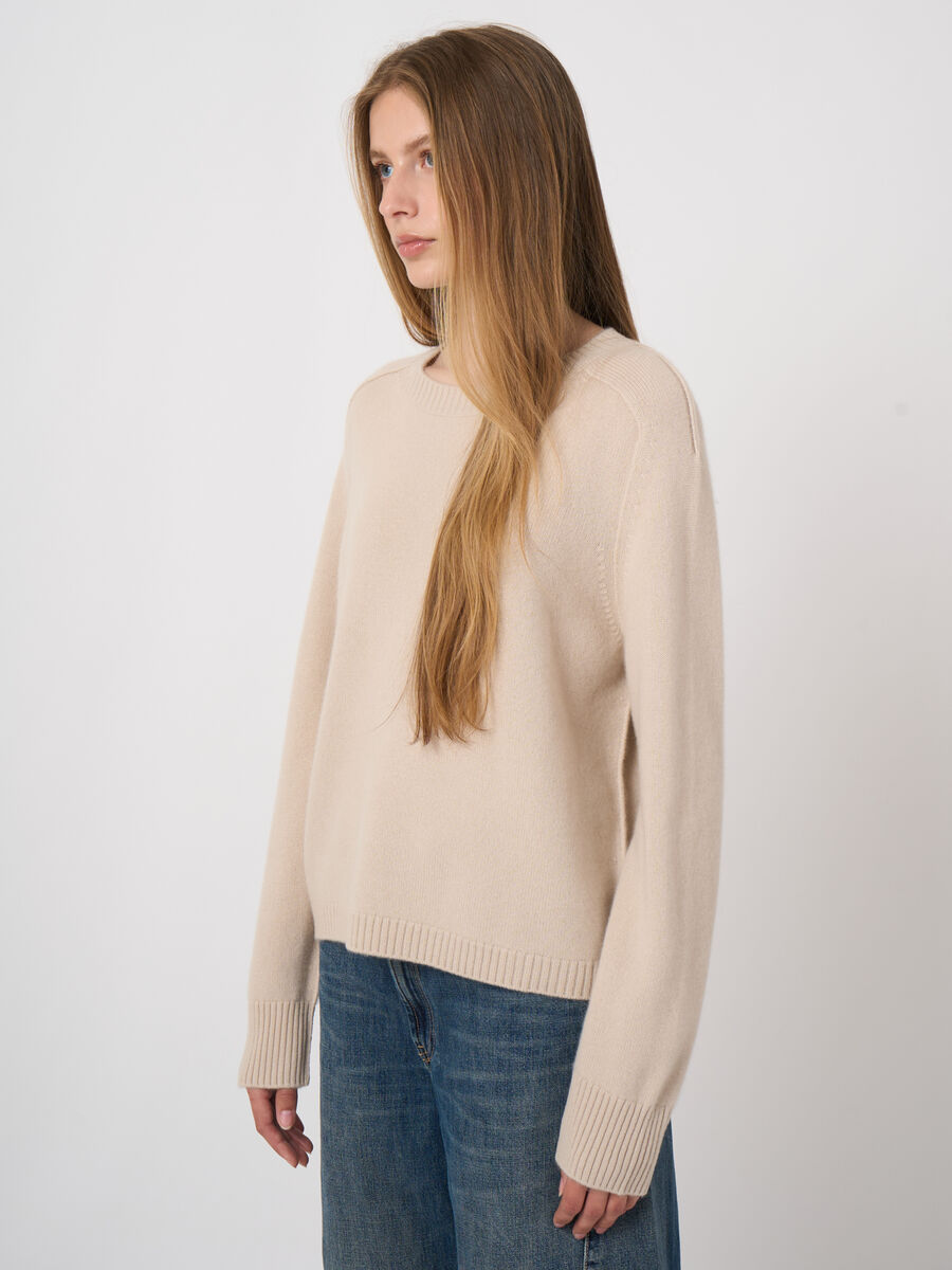 Mittelschwerer Kaschmirpullover mit sichtbaren Nahtdetails image number 3