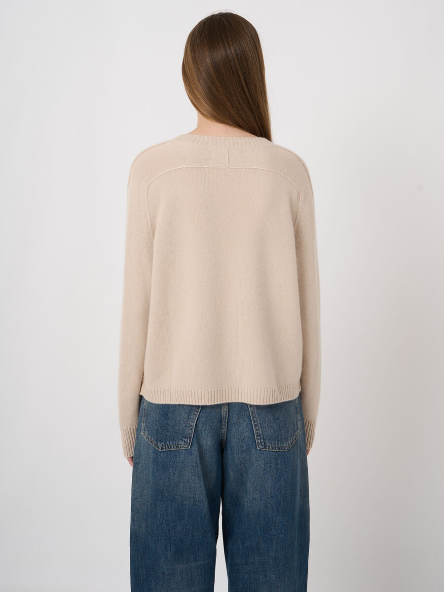 Mittelschwerer Kaschmirpullover mit sichtbaren Nahtdetails image number 4