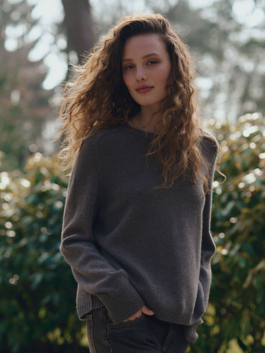 Mittelschwerer Kaschmirpullover mit sichtbaren Nahtdetails image number 0