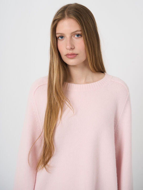 Medium-Weight Cashmere Sweater with Visible Seam Details image number 1