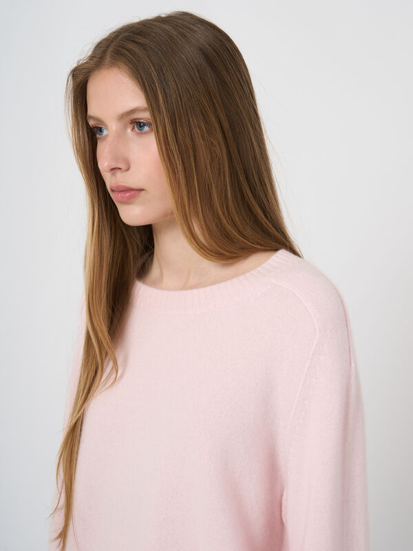 Medium-Weight Cashmere Sweater with Visible Seam Details image number 2