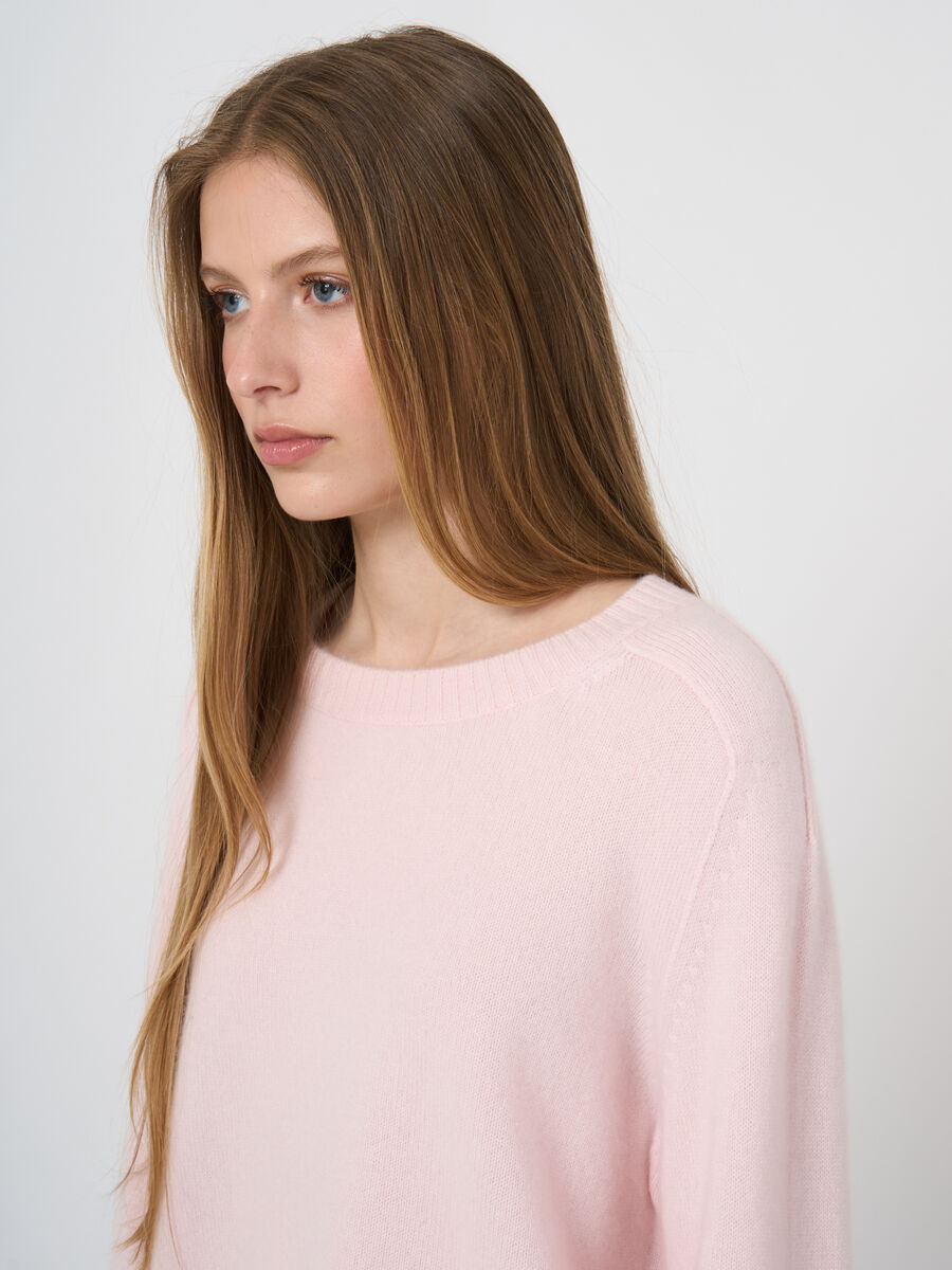 Mittelschwerer Kaschmirpullover mit sichtbaren Nahtdetails image number 2
