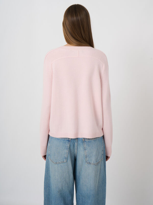 Medium-Weight Cashmere Sweater with Visible Seam Details image number 4