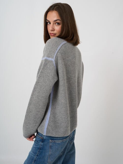 Mittelschwerer Kaschmirpullover im Rippenstrick