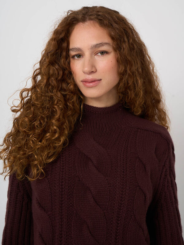 Heavy-Gauge Cashmere Cable-Knit Sweater image number 4