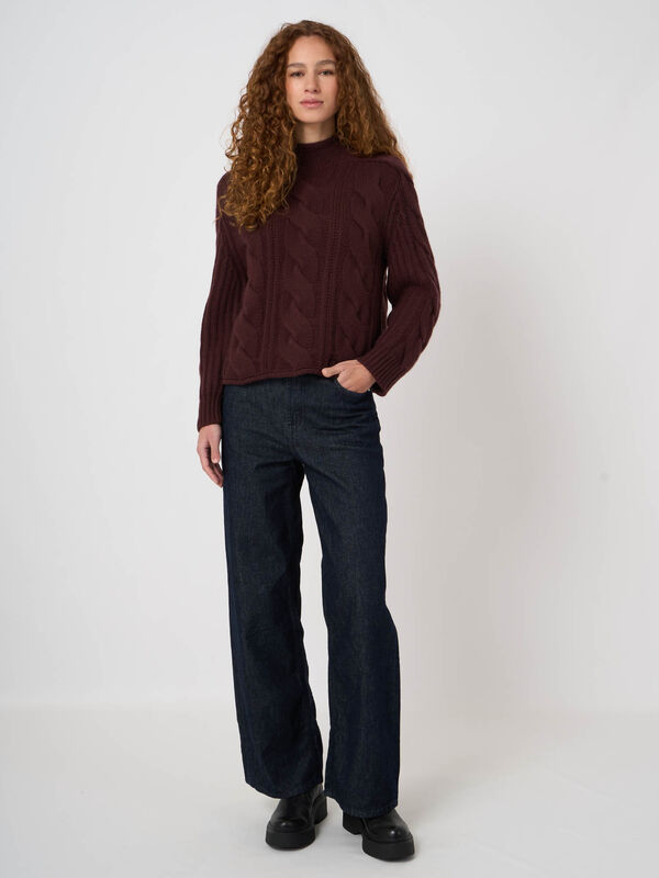 Heavy-Gauge Cashmere Cable-Knit Sweater image number 7