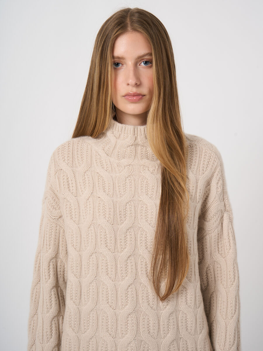 Premium-Kaschmirpullover mit Zopfmuster und Stehkragen image number 0