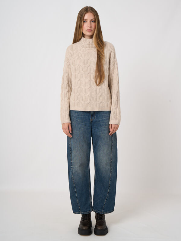 Premium-Kaschmirpullover mit Zopfmuster und Stehkragen image number 2