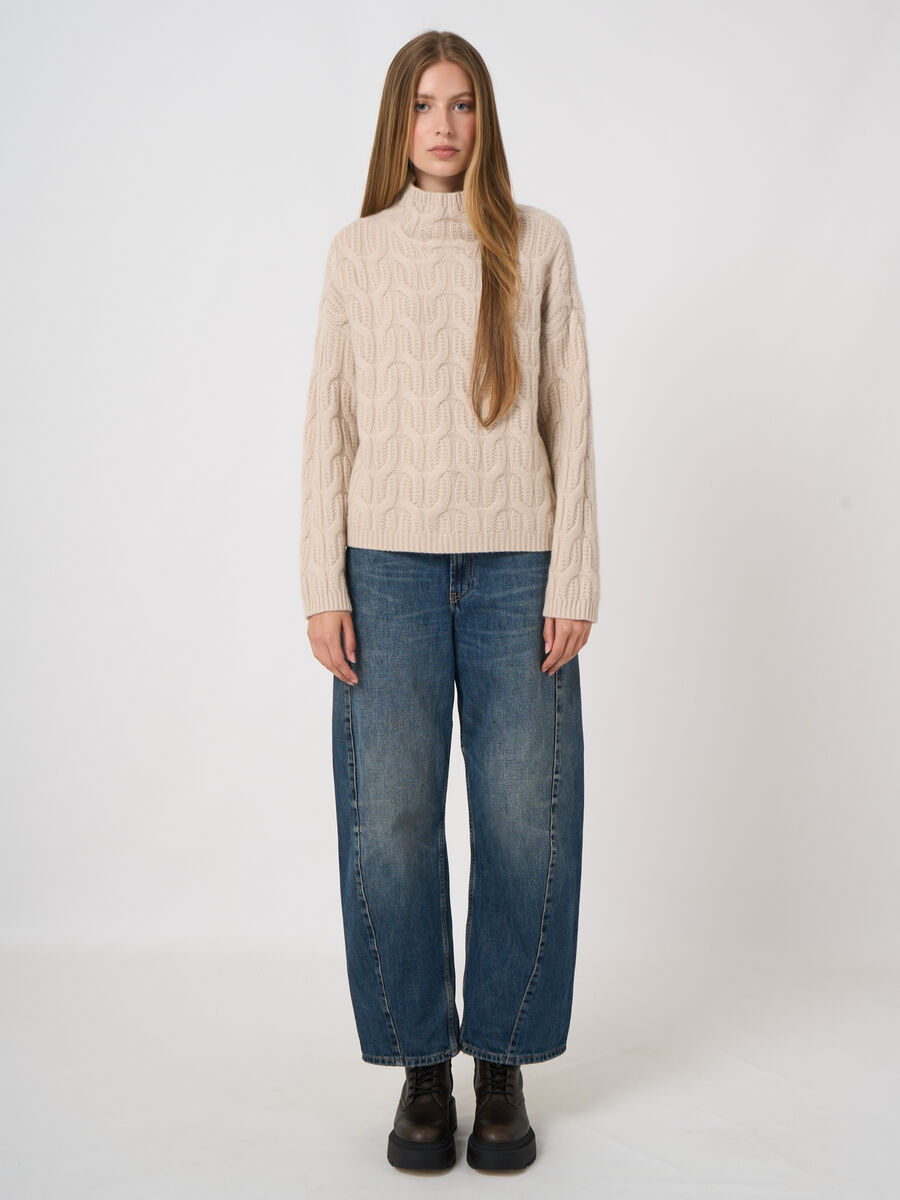 Premium-Kaschmirpullover mit Zopfmuster und Stehkragen image number 2
