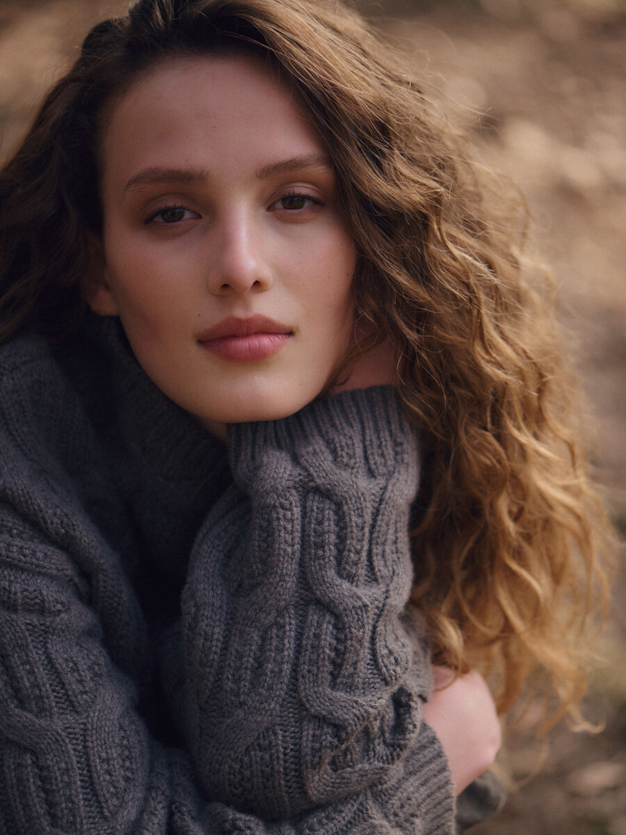 Premium-Kaschmirpullover mit Zopfmuster und Stehkragen image number 0