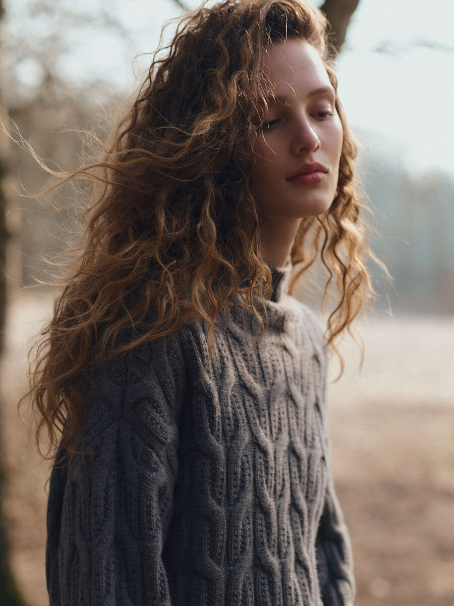 Premium-Kaschmirpullover mit Zopfmuster und Stehkragen image number 1