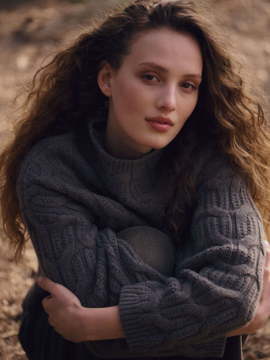 Premium-Kaschmirpullover mit Zopfmuster und Stehkragen image number 2