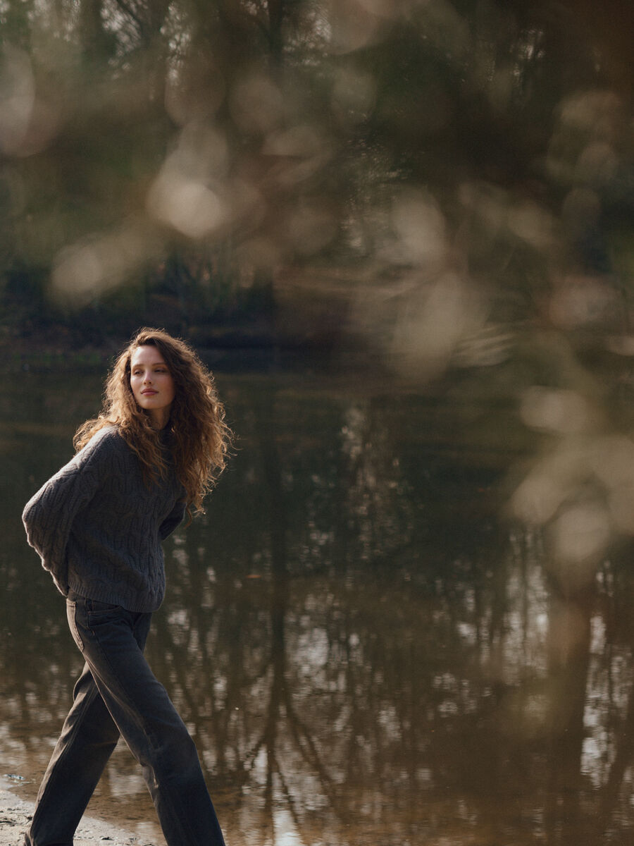 Premium-Kaschmirpullover mit Zopfmuster und Stehkragen image number 3