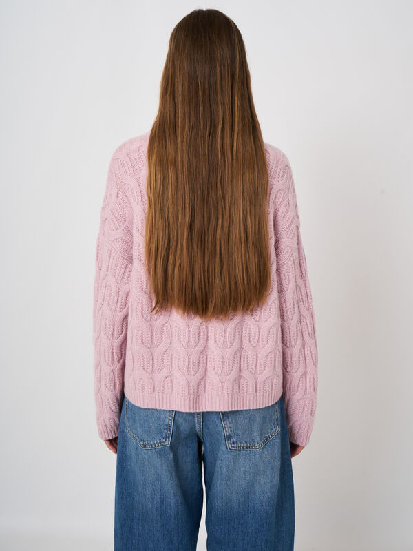 Premium-Kaschmirpullover mit Zopfmuster und Stehkragen image number 2
