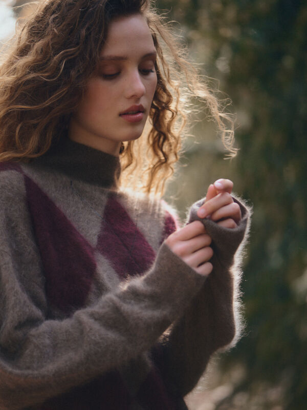 Brushed Pure Cashmere Argyle Intarsia Sweater image number 2