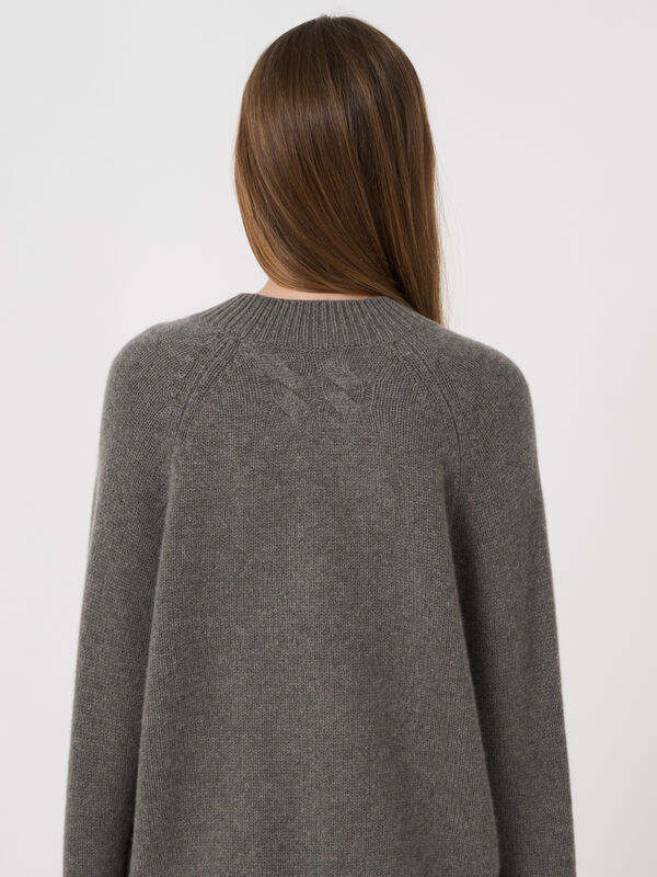 Grobstrick-Kaschmirpullover mit asymmetrischem Saum image number 2