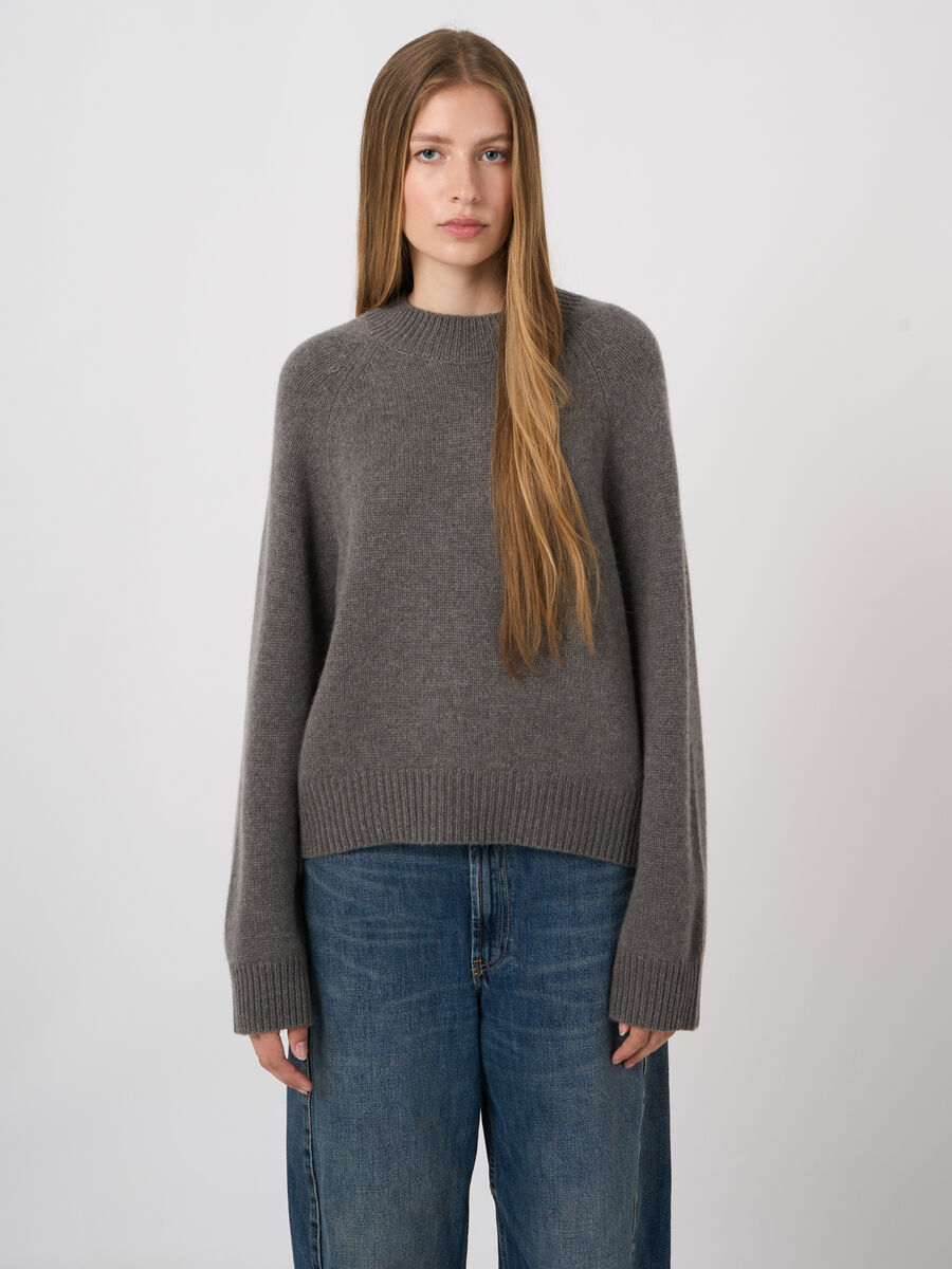 Chunky Cashmere Sweater with Asymmetric Hem image number 3