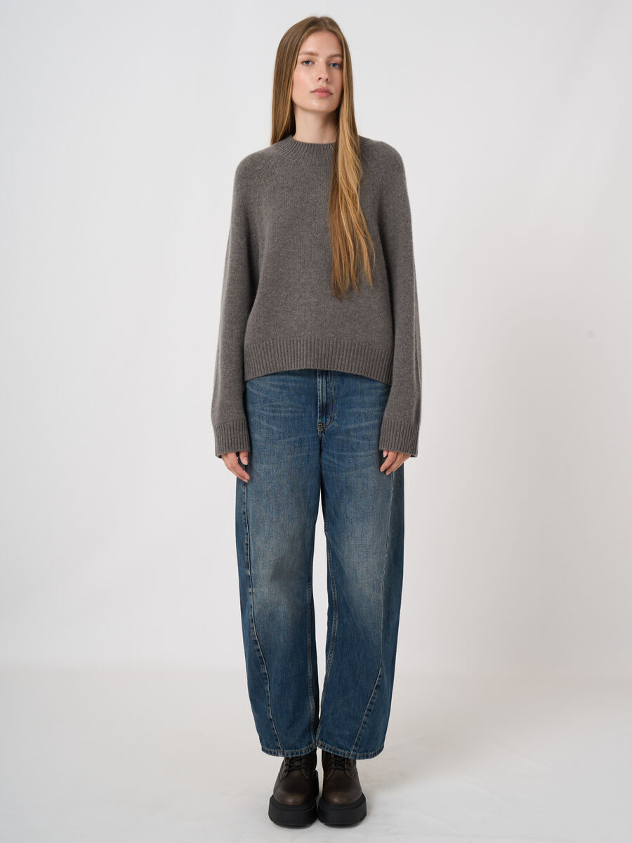 Chunky Cashmere Sweater with Asymmetric Hem image number 4