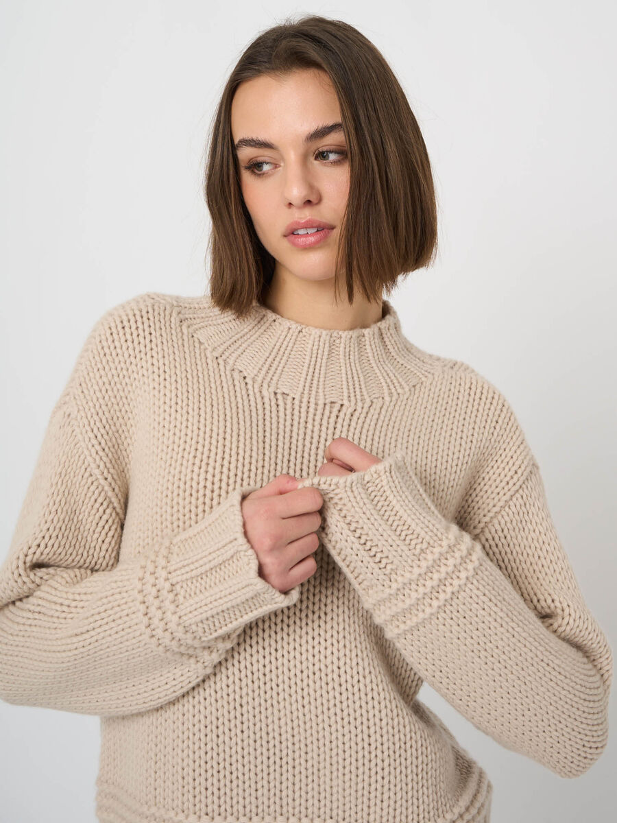 Chunky Cashmere Stand-Collar Sweater image number 3