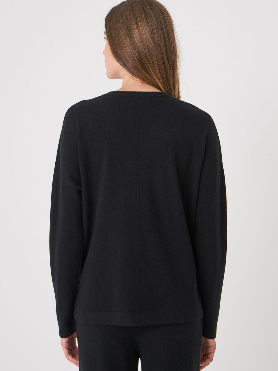 Sporty knit sweater with kangaroo pocket