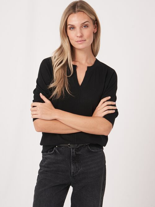 Trui van cashmere zijde met halve mouw en hals met splitje