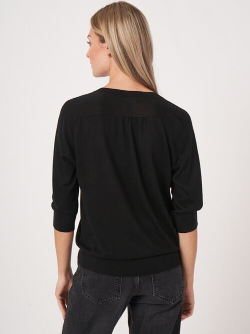 Trui van cashmere zijde met halve mouw en hals met splitje