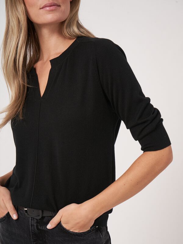 Pull à demi-manches et col fendu en mélange de soie et cachemire image number 2