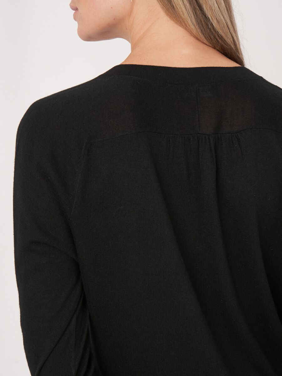 Pull à demi-manches et col fendu en mélange de soie et cachemire image number 4