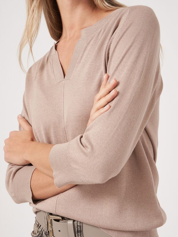 Halbarm-Pullover aus Kaschmir-Seidenstrick mit geschlitztem Halsausschnitt image number 3