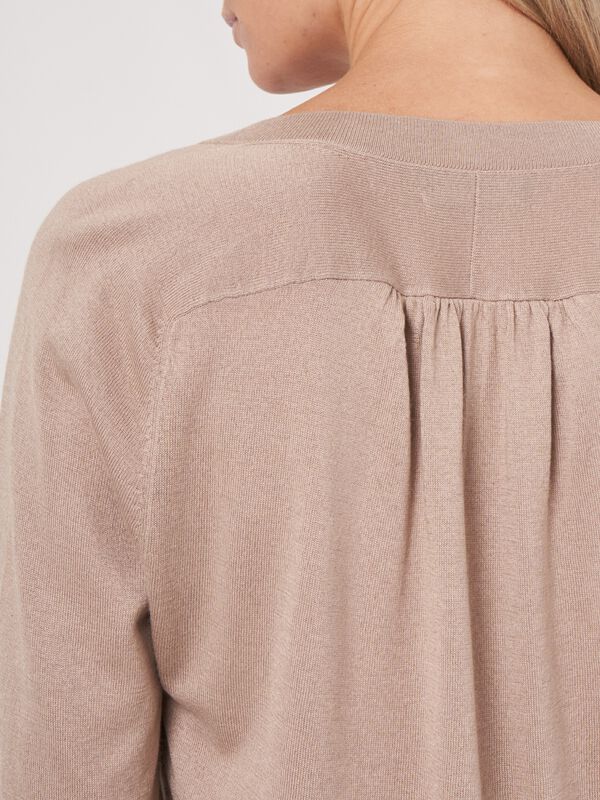 Halbarm-Pullover aus Kaschmir-Seidenstrick mit geschlitztem Halsausschnitt image number 4