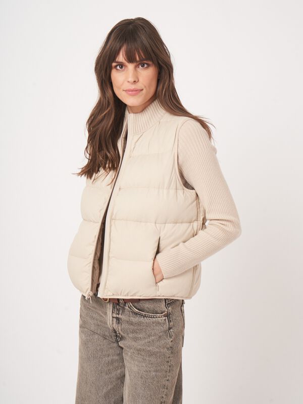 Ärmellose Strickweste mit Zopfmuster und Daunenfüllung image number 2