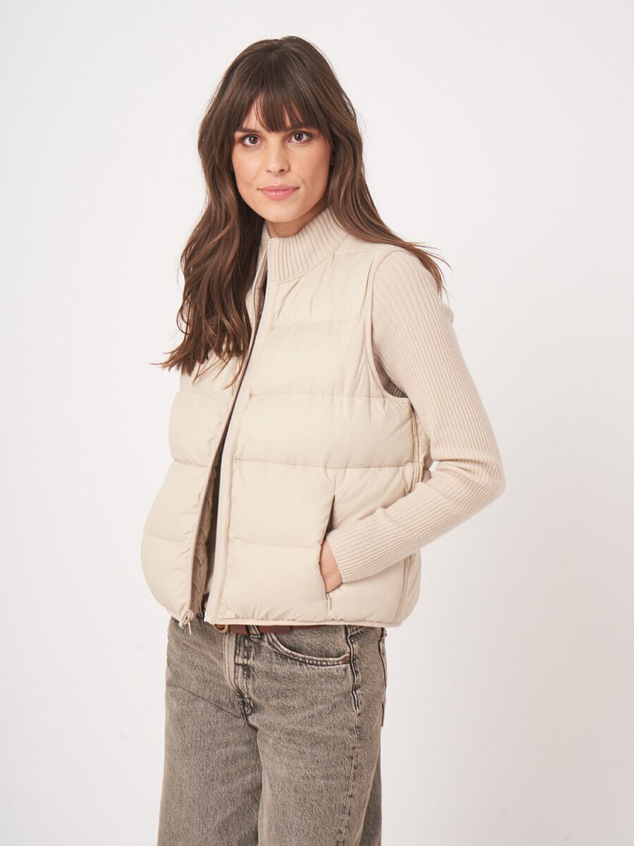 Ärmellose Strickweste mit Zopfmuster und Daunenfüllung image number 2