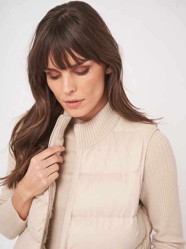 Ärmellose Strickweste mit Zopfmuster und Daunenfüllung image number 3