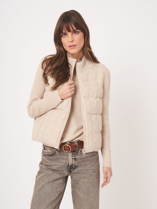 Ärmellose Strickweste mit Zopfmuster und Daunenfüllung image number 8