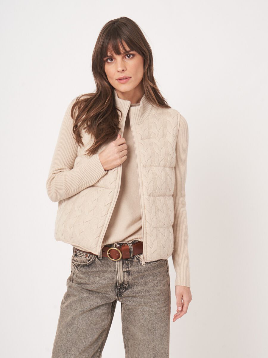 Ärmellose Strickweste mit Zopfmuster und Daunenfüllung image number 8