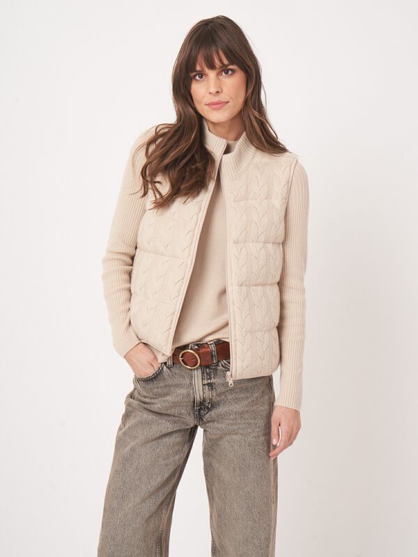 Ärmellose Strickweste mit Zopfmuster und Daunenfüllung image number 10