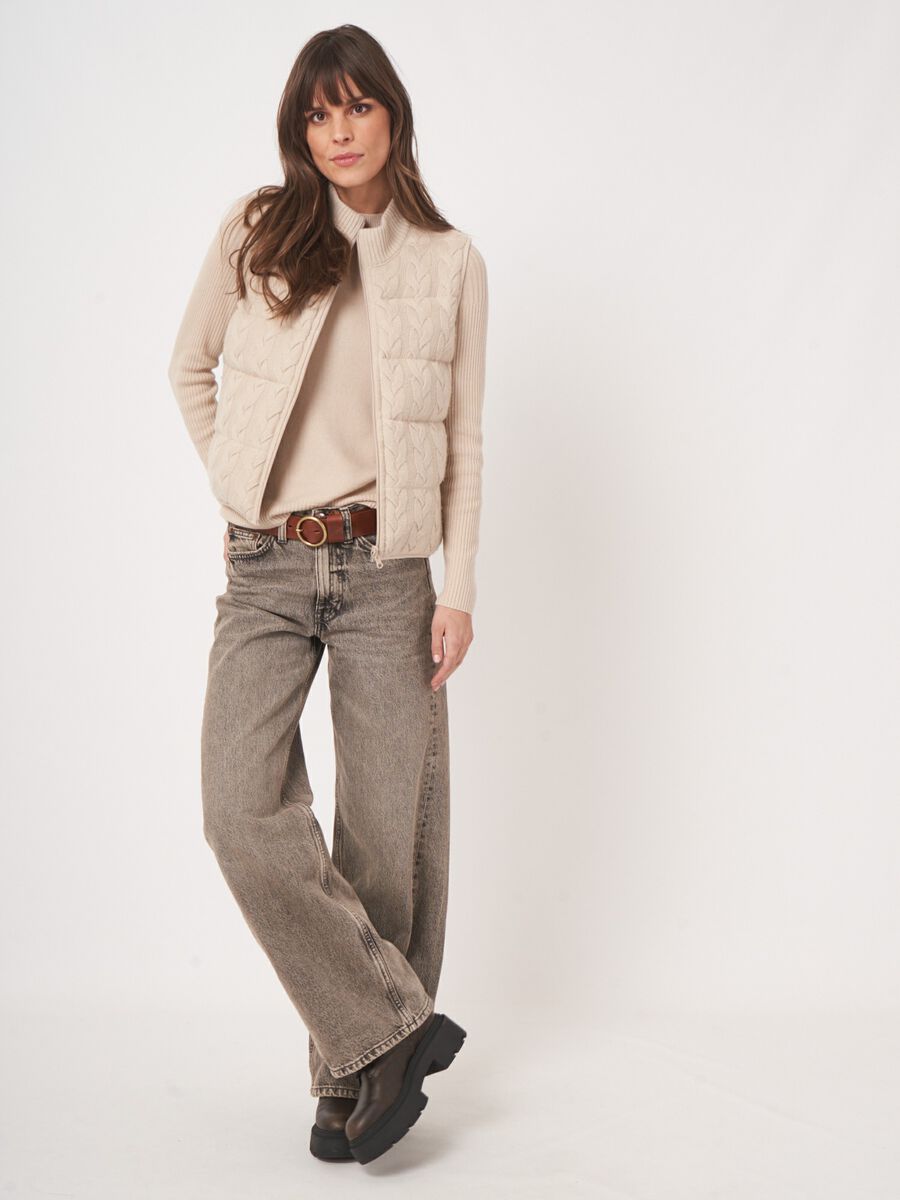 Ärmellose Strickweste mit Zopfmuster und Daunenfüllung image number 11