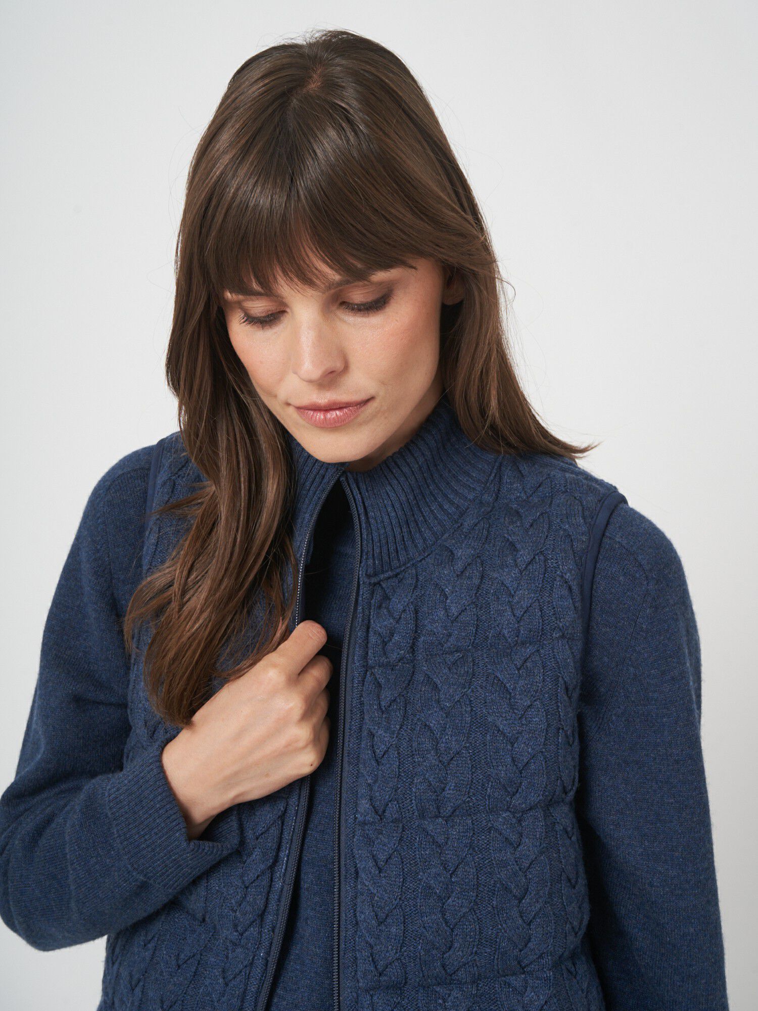 Reversible mouwloos kabelgebreid donsvest afbeelding 2